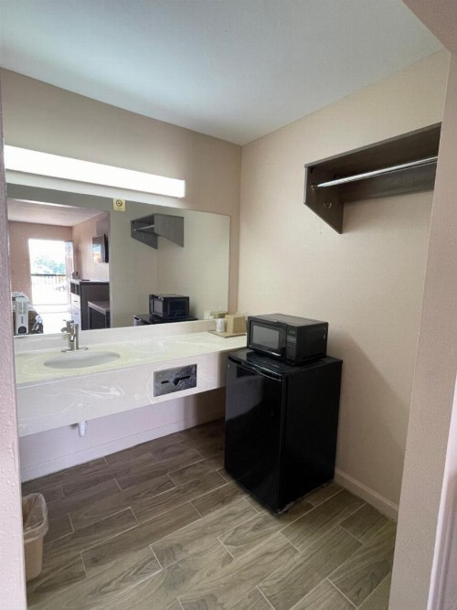 Garden Inn & Suites - image 7