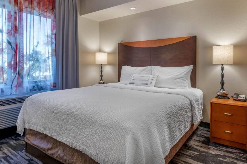 Fairfield Inn and Suites Holiday Tarpon Springs - image 12