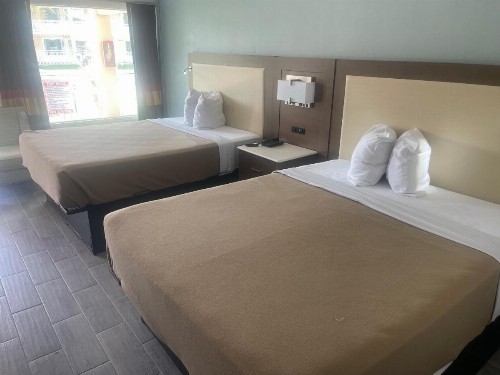 Holiday Hotel - image 23
