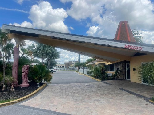 Holiday Hotel - image 29