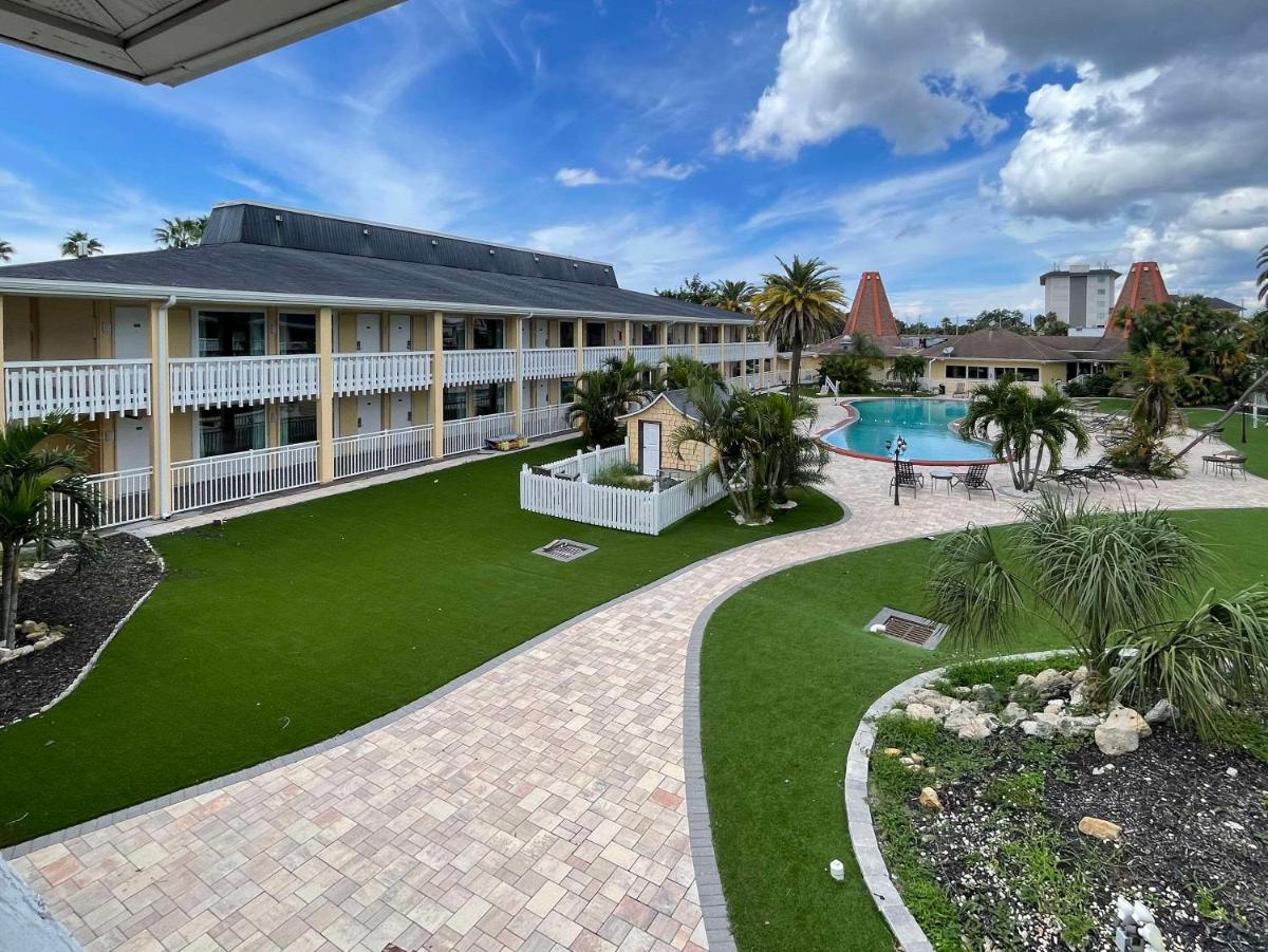 Holiday Hotel - image 3