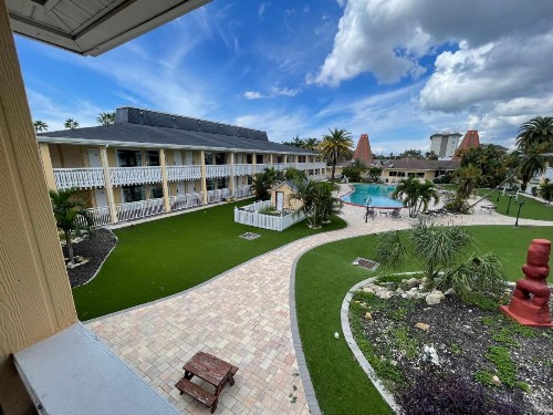 Holiday Hotel - image 30