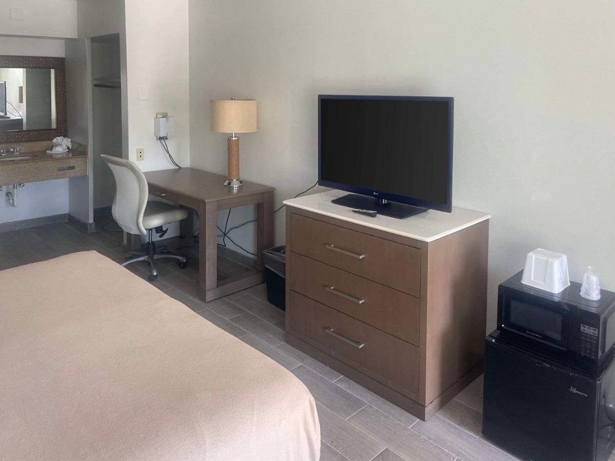 Holiday Hotel - image 7