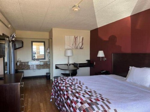 Red Roof Inn Toledo - Holland - image 10