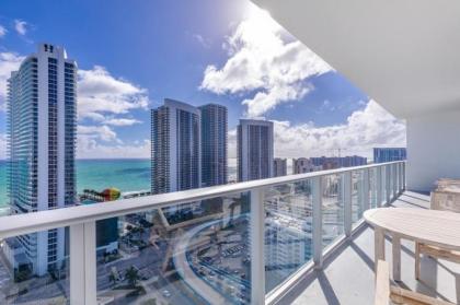 Hyde Beach House Luxury Condo-Resort condo