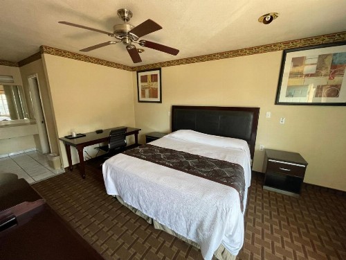 Hollywood Guest Inn - image 25