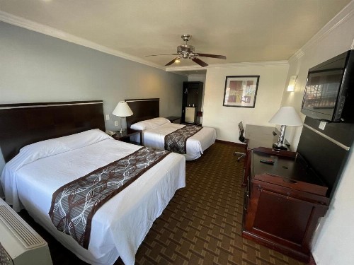 Hollywood Guest Inn - image 26