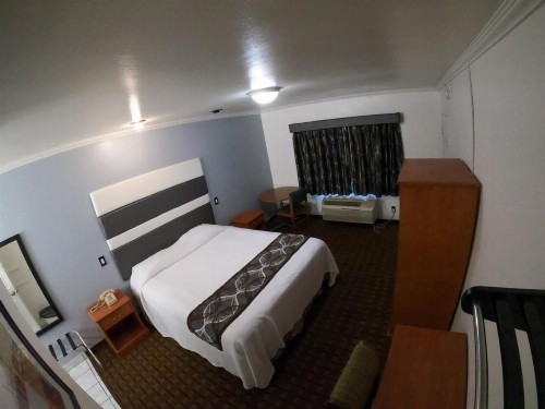 Hollywood Guest Inn - image 34