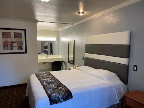 Hollywood Guest Inn - image 37
