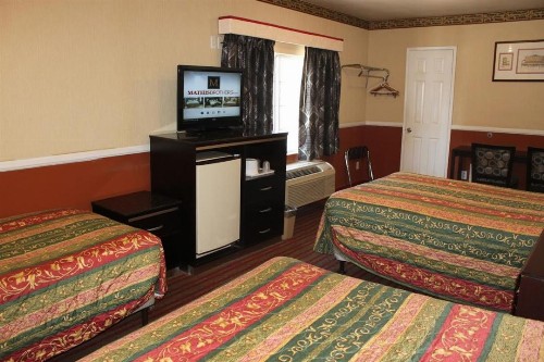 Hollywood Guest Inn - image 38