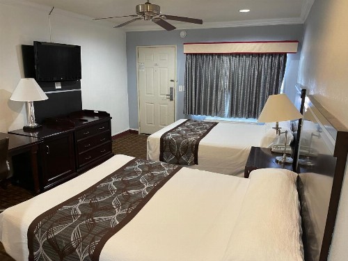 Hollywood Guest Inn - image 39