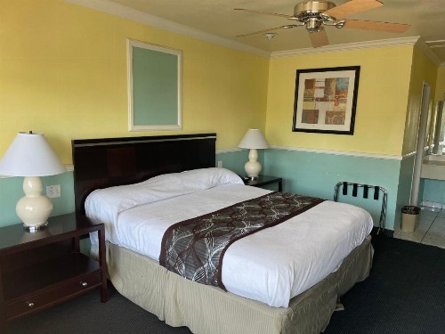 Hollywood Guest Inn - image 40