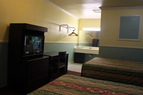 Hollywood Guest Inn - image 43