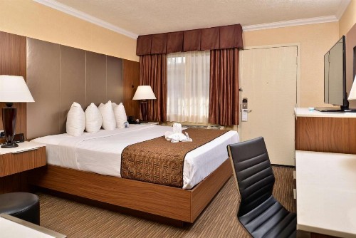 Best Western Hollywood Plaza Inn - Hollywood Walk of Fame Hotel - LA - image 15