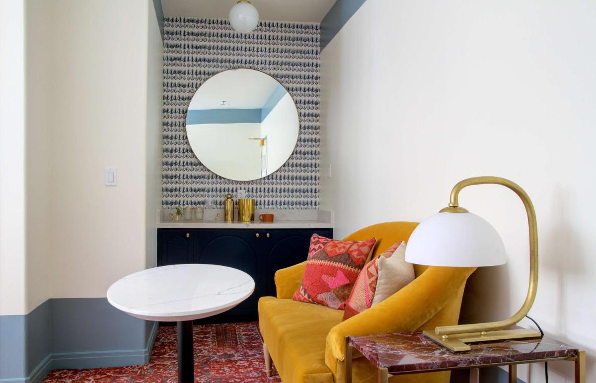 Best Western Plus Hollywood Hills Hotel - image 3