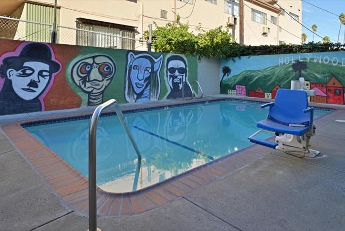 Americas Best Value Inn Hollywood - image 2