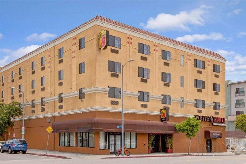 Super 8 by Wyndham Hollywood/LA Area - image 1