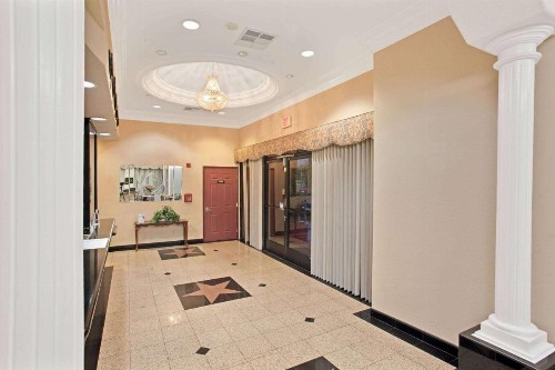 Super 8 by Wyndham Hollywood/LA Area - image 14