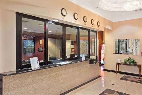 Super 8 by Wyndham Hollywood/LA Area - image 2