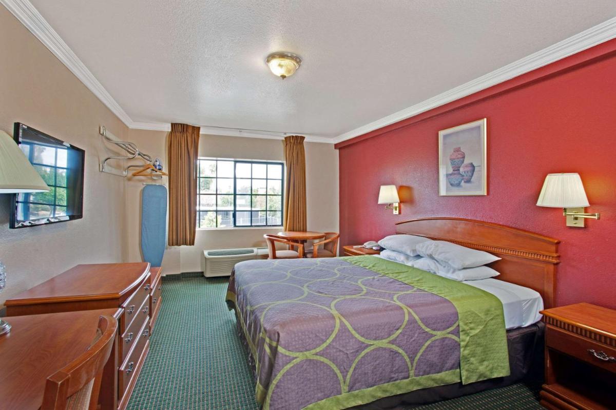 Super 8 by Wyndham Hollywood/LA Area - image 6