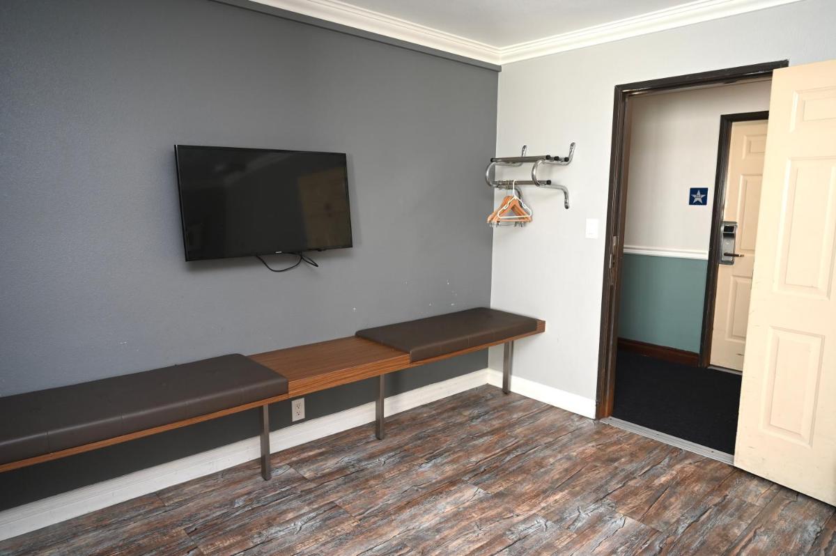 Hollywood Stars Inn - image 3