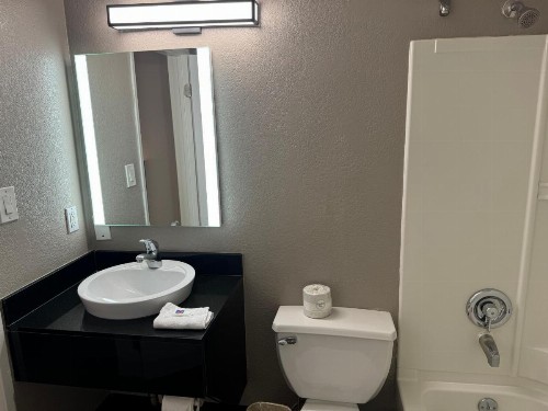 Motel 6 Hollywood - image 10