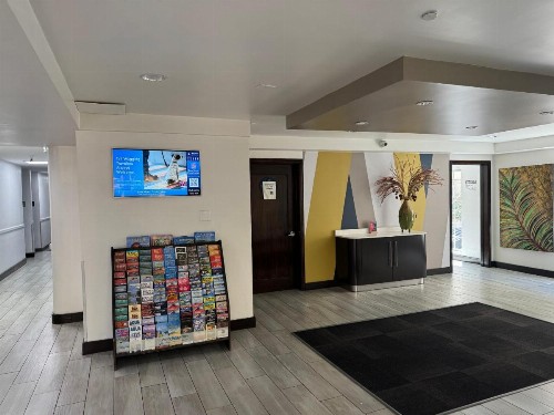 Motel 6 Hollywood - image 12