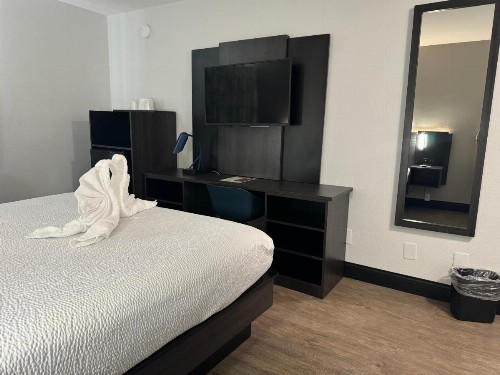 Motel 6 Hollywood - image 4