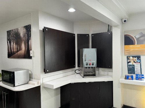 Motel 6 Hollywood - image 5