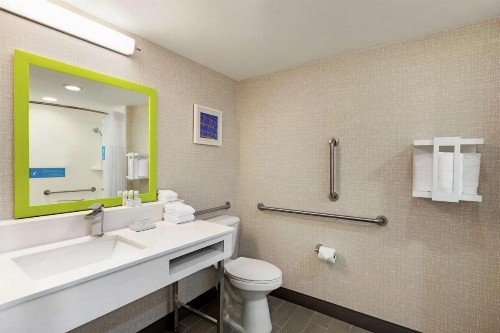 Hampton Inn & Suites Fort Lauderdale Airport - image 3