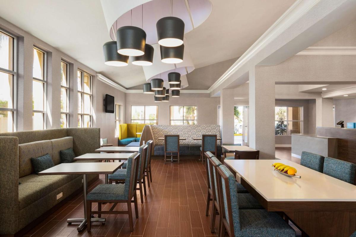 Hampton Inn & Suites Fort Lauderdale Airport - image 4