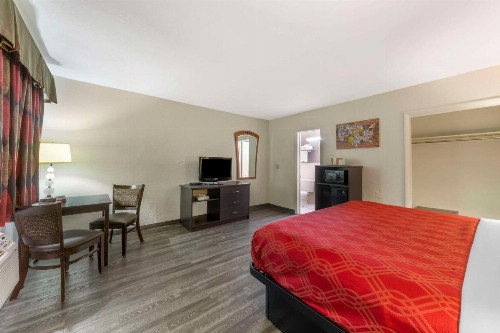 Econolodge Hollywood - image 13
