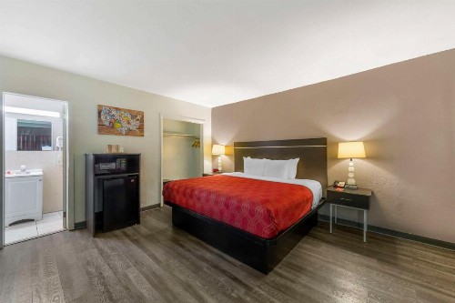 Econolodge Hollywood - image 14