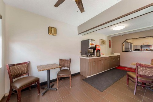 Econolodge Hollywood - image 18