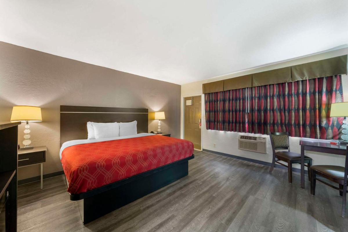 Econolodge Hollywood - image 5
