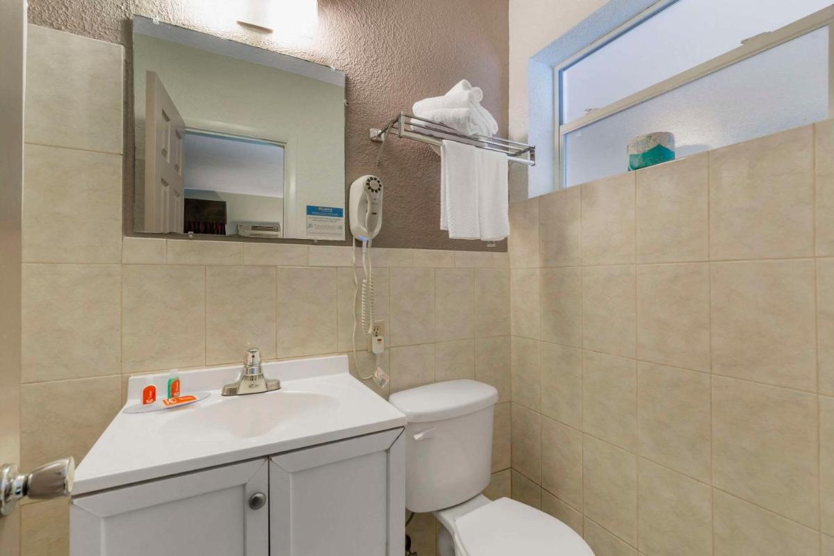 Econolodge Hollywood - image 6