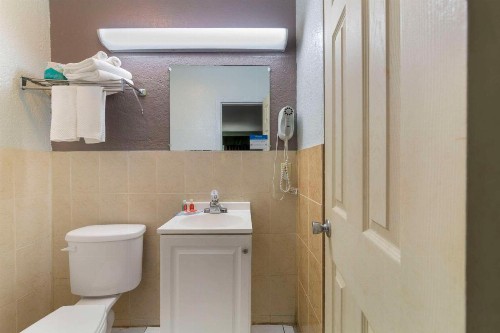 Econolodge Hollywood - image 8