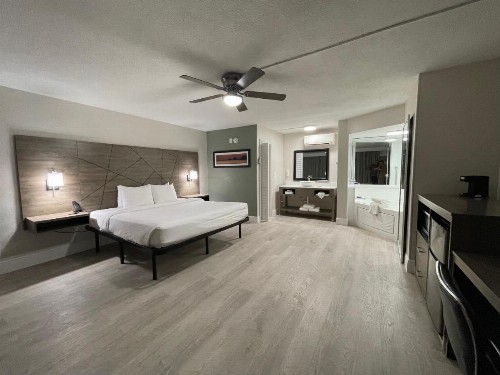 Quality Inn & Suites Airport - Cruise Port Hollywood - image 10