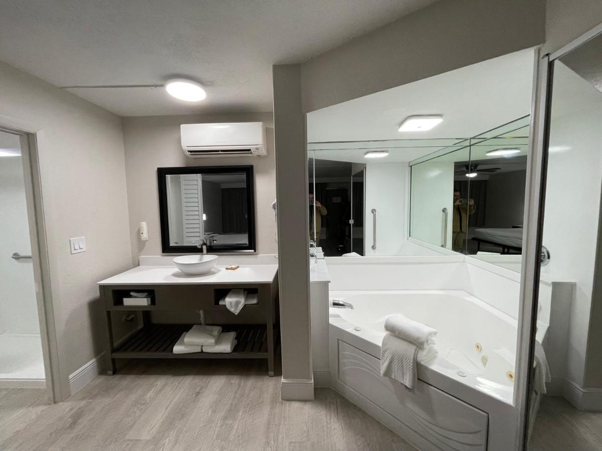 Quality Inn & Suites Airport - Cruise Port Hollywood - image 3