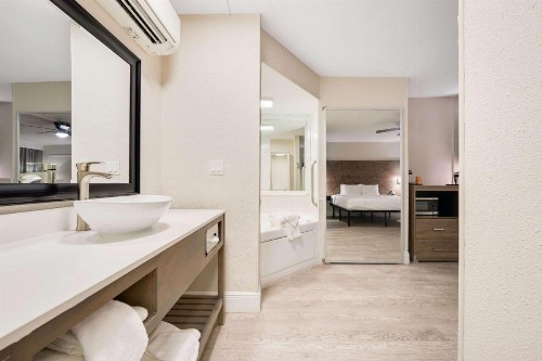 Quality Inn & Suites Airport - Cruise Port Hollywood - image 39