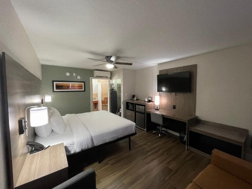 Quality Inn & Suites Airport - Cruise Port Hollywood - image 4