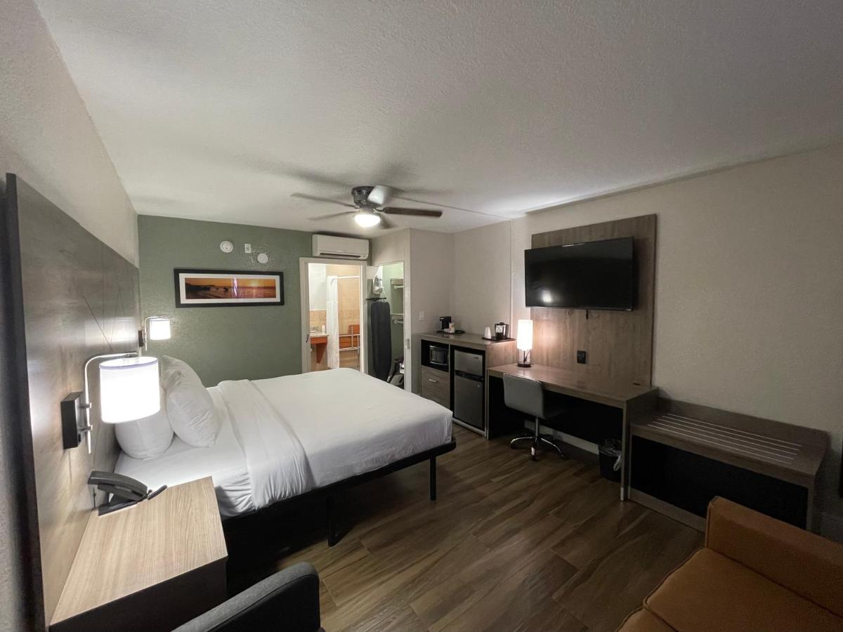 Quality Inn & Suites Airport - Cruise Port Hollywood - image 4