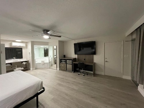 Quality Inn & Suites Airport - Cruise Port Hollywood - image 40