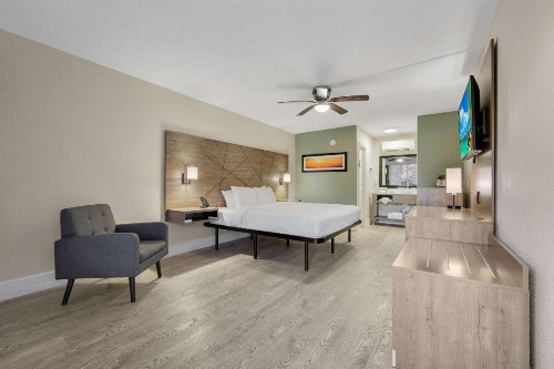 Quality Inn & Suites Airport - Cruise Port Hollywood - image 44