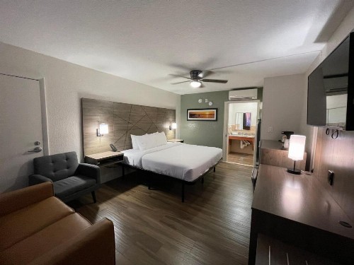 Quality Inn & Suites Airport - Cruise Port Hollywood - image 45