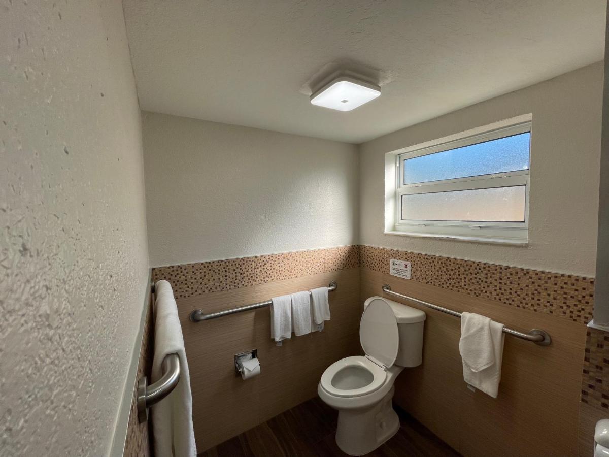 Quality Inn & Suites Airport - Cruise Port Hollywood - image 5