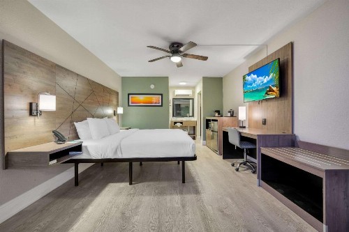Quality Inn & Suites Airport - Cruise Port Hollywood - image 7