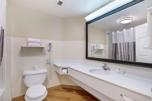 La Quinta by Wyndham Ft. Lauderdale Airport - image 20