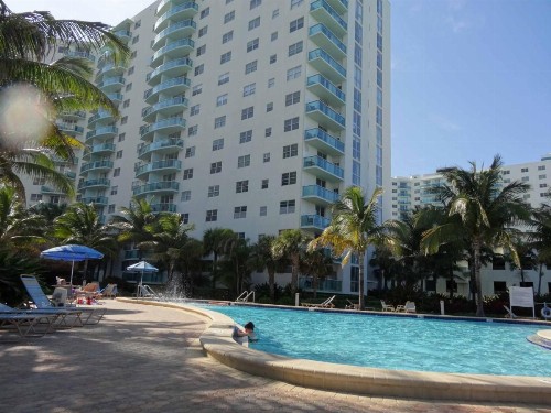 Hollywood Condos - image 2