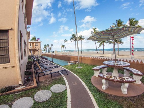 Neptune Hollywood Vacation Rentals - image 16
